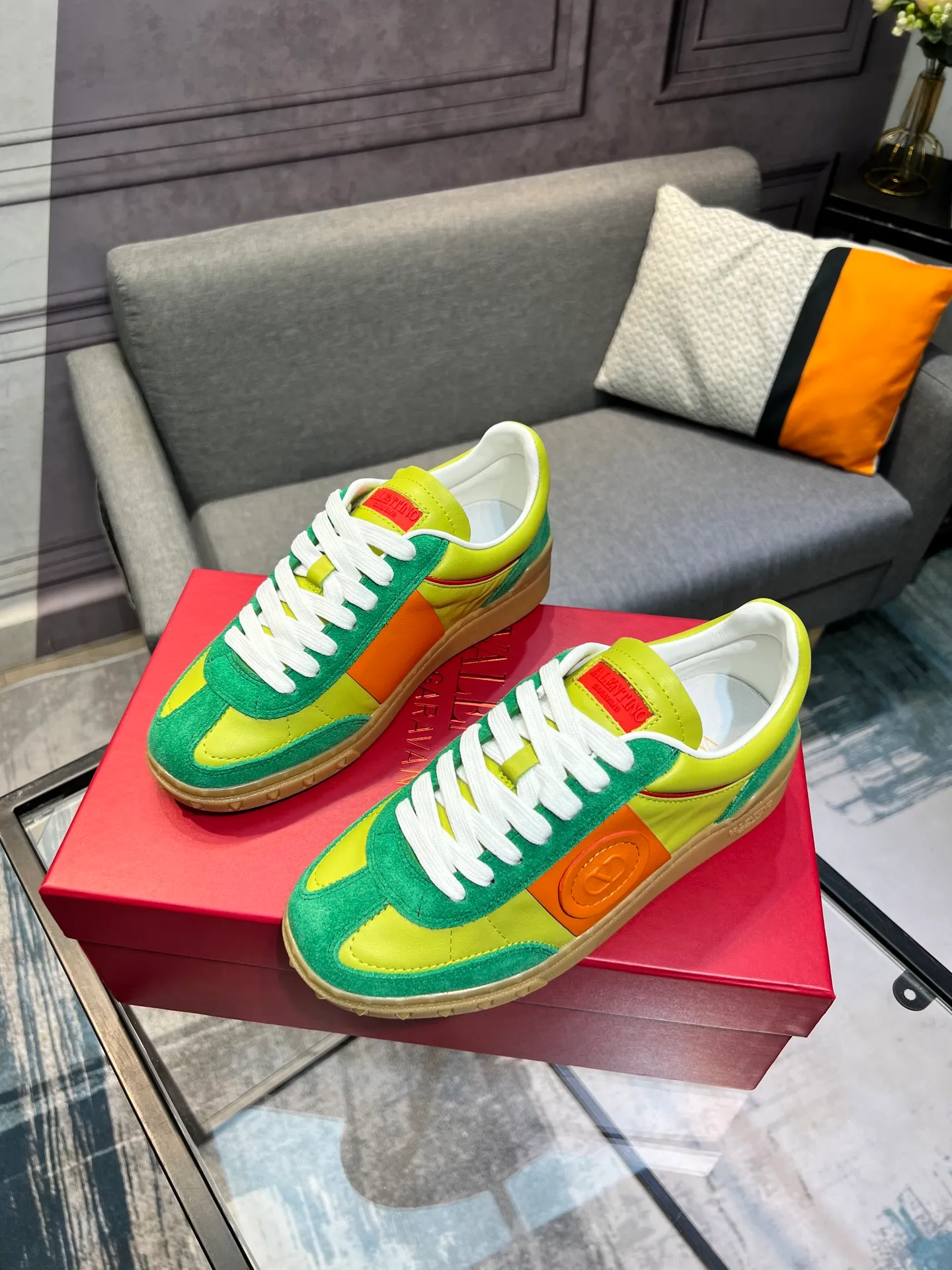 Men's shoes 💰620 👉🌹🌹VALENTINO counter synchronized new low-top casual sports shoes 👍Professional and high-end, perfect replica, first-class quality! 👍All made of original 1:1 materials, exclusive mold opening! 👍High mercerized cowhide fabric 👍TPU outsole, comfortable and wear-resistant, brand injection insole, 👍Full set of high-end counter packaging 👍All details are customized with 1:1 mold, striving for perfection! 👍Couple style female 35-41, male 38-46 (female 41, male 45 46 customized)